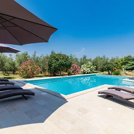 Olive Garden Sianna With Spacious Pool